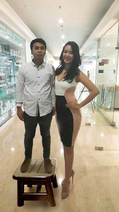 Raditya Dika bilang ada yang salah dengan foto ini , ada yang mau bantu benerin g' ?