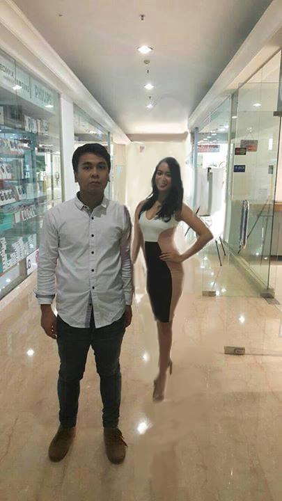 Raditya Dika bilang ada yang salah dengan foto ini , ada yang mau bantu benerin g' ?