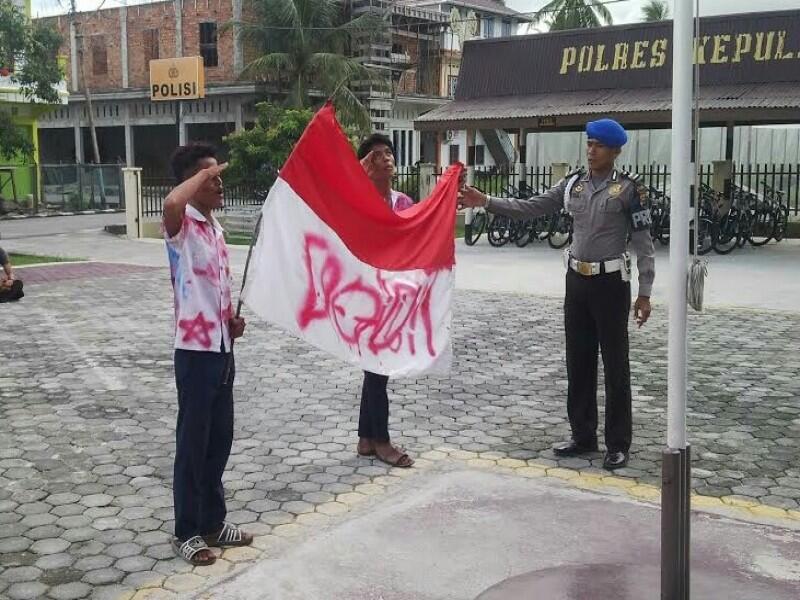 Siswa SMP rayakan kelulusan dengan mencoret-coret bendera merah putih
