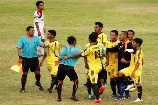 Persekap vs Persebo Ricuh, Pemain Tendang Wasit