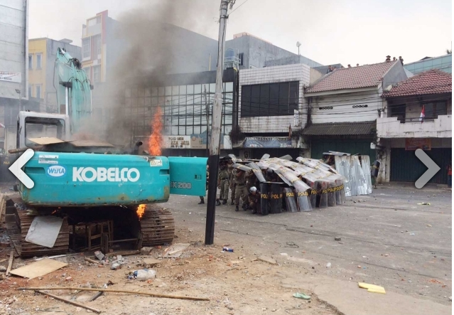 Foto-foto Bentrokan Penggusuran di Kampung Pulo