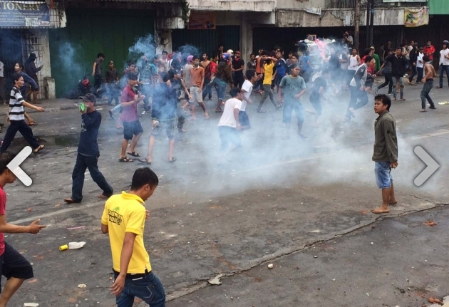 Foto-foto Bentrokan Penggusuran di Kampung Pulo