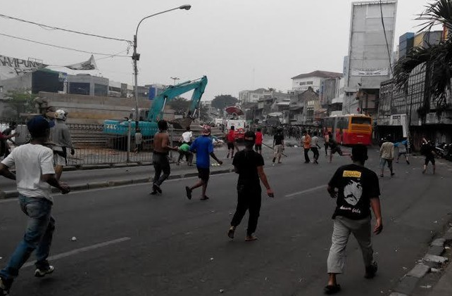 Foto-foto Bentrokan Penggusuran di Kampung Pulo