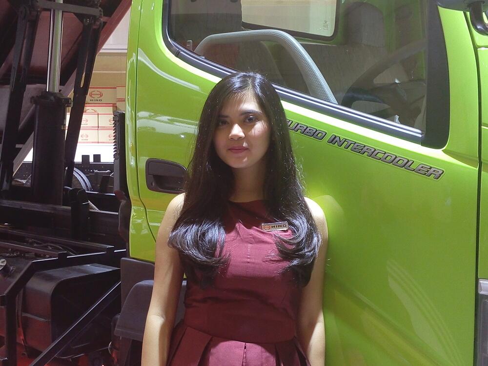 SPG Cantikk di Pameran Otomotif GIIAS 2015 | Pilih yang mana Gan?