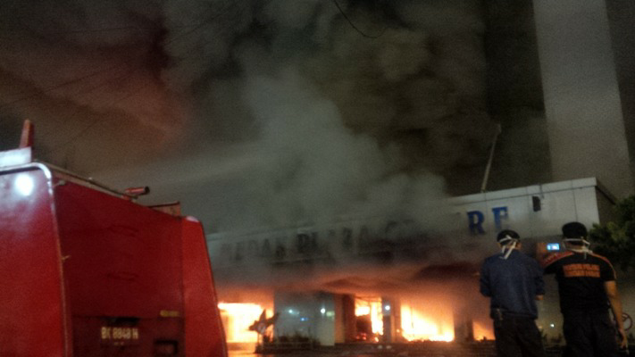 5 Jam Kebakaran, 30 Mobil Damkar di Turunkan, Gedung Medan Plaza Berpotensi Roboh!