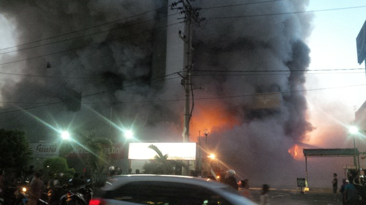 5 Jam Kebakaran, 30 Mobil Damkar di Turunkan, Gedung Medan Plaza Berpotensi Roboh!