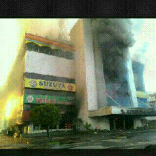 5 Jam Kebakaran, 30 Mobil Damkar di Turunkan, Gedung Medan Plaza Berpotensi Roboh!