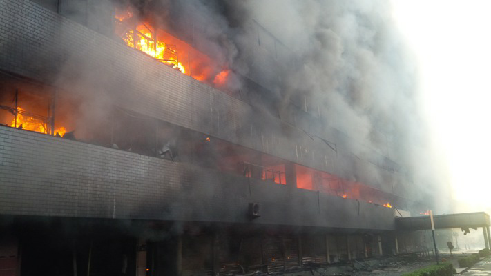 5 Jam Kebakaran, 30 Mobil Damkar di Turunkan, Gedung Medan Plaza Berpotensi Roboh!