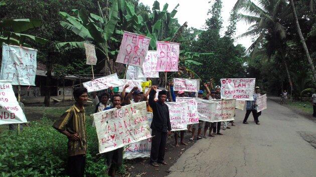 Bentrok TNI VS Petani di Kebumen