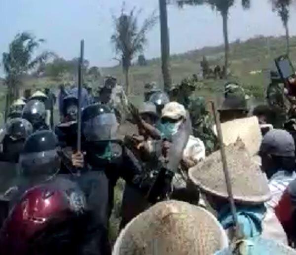 Bentrok TNI VS Petani di Kebumen
