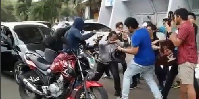 Video: Parodi pengeroyokan Ki Kusumo di Kelapa Gading