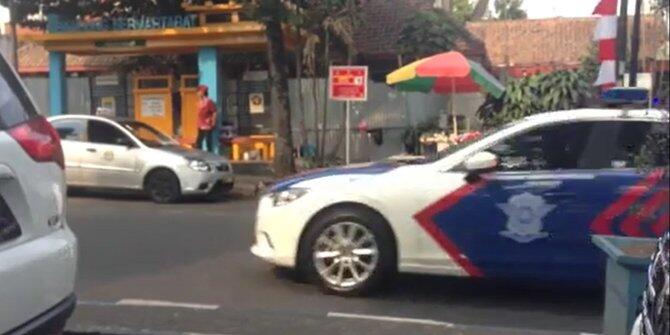 Mobil Polisi Lawan Arus Saat Kawal Mobil Pengantin di Bandung