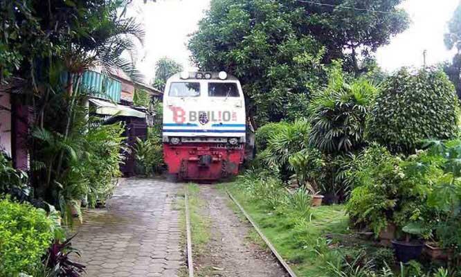 Jalur Kereta Api Paling Ekstrim di Indonesia, ‘Membelah’ Perumahan