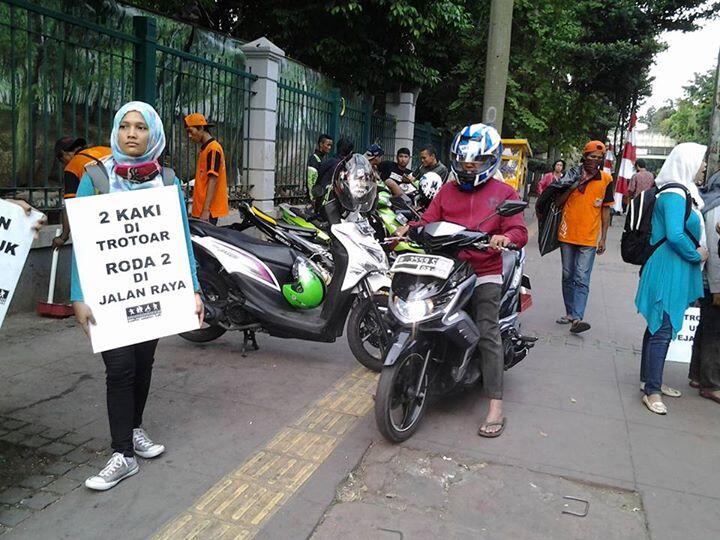 &#91;Mantabz Gan!&#93; Beginilah Aksi Nekat KoPK, Demi Trotoar Tanpa Sepeda Motor