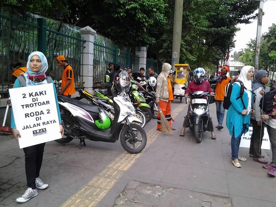 &#91;Mantabz Gan!&#93; Beginilah Aksi Nekat KoPK, Demi Trotoar Tanpa Sepeda Motor