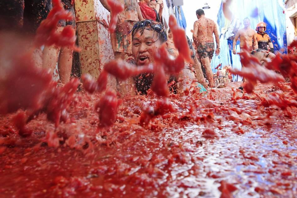 &#91;FOTO HOT&#93; Tomatina, Tradisi Perang Tomat