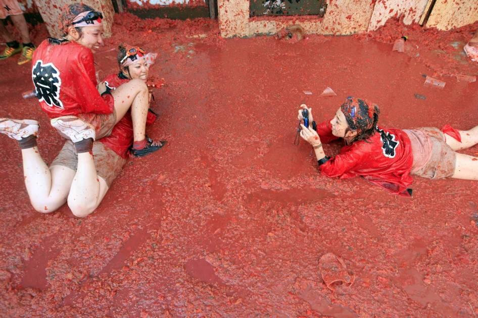 &#91;FOTO HOT&#93; Tomatina, Tradisi Perang Tomat