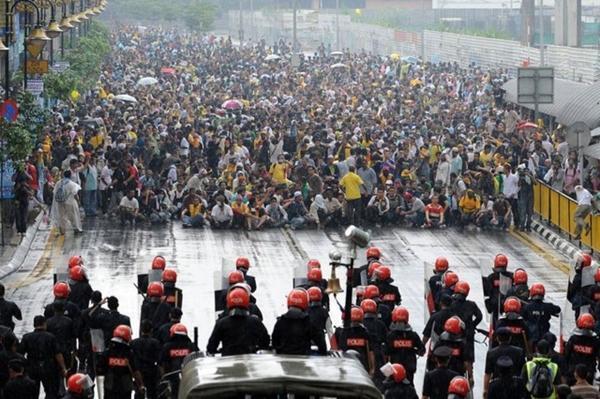 Aksi Warga Malaysia Turun Kejalan Besar-Besaran Untuk Berdemonstrasi