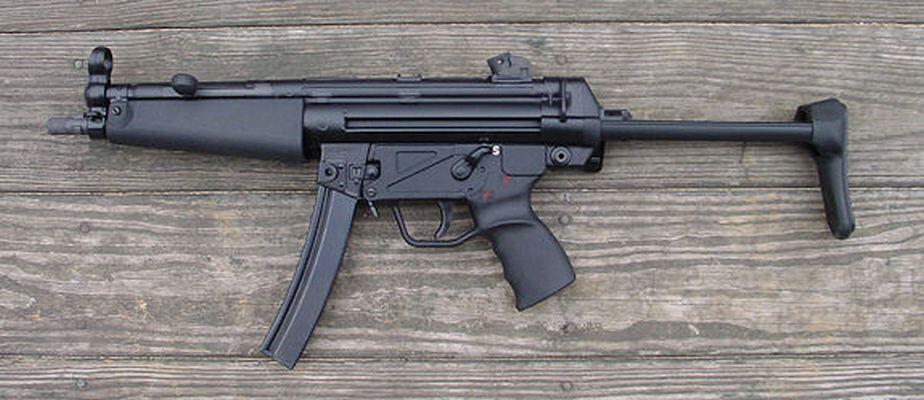 Senapan otomatis (automatic rifle) yang populer di game modern military shooter