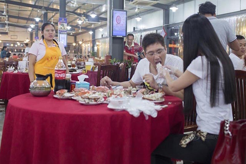 Berhenti jadi pramugari, Menjadi pelayan ngupas kepiting + menyuapi pelanggan resto
