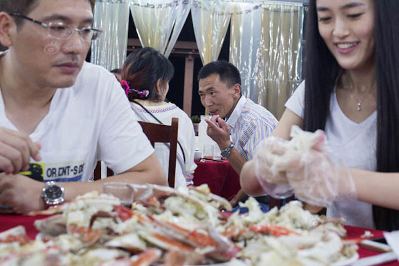 Berhenti jadi pramugari, Menjadi pelayan ngupas kepiting + menyuapi pelanggan resto