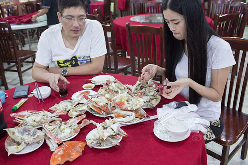 Berhenti jadi pramugari, Menjadi pelayan ngupas kepiting + menyuapi pelanggan resto