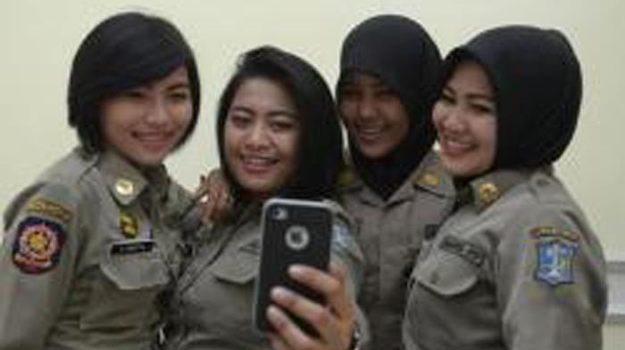 Foto Narsis Satpol PP Cantik Yang Bikin Heboh Dunia Maya