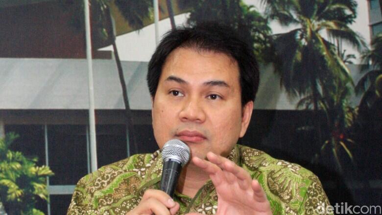Hadew Anggota Dewan KOmisi III Belajar adat di Ingris?