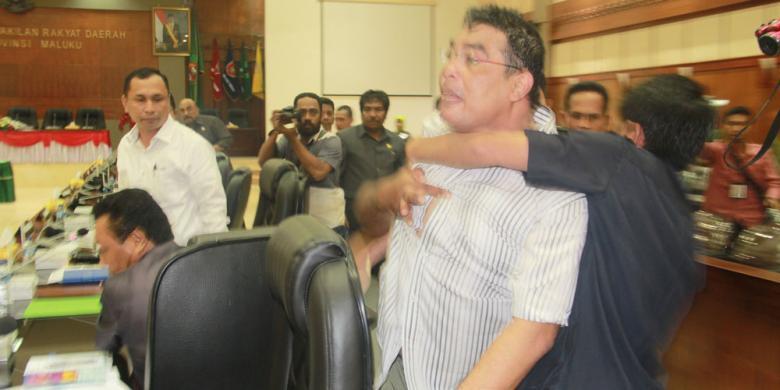 Bercelana Pendek, Wakil Ketua DPRD Mengamuk di Tengah Rapat Pansus