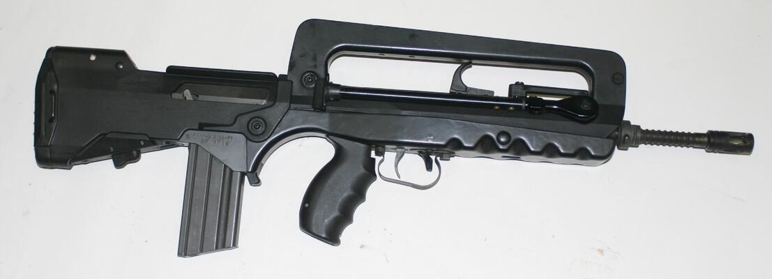 Senapan otomatis (automatic rifle) yang populer di game modern military shooter
