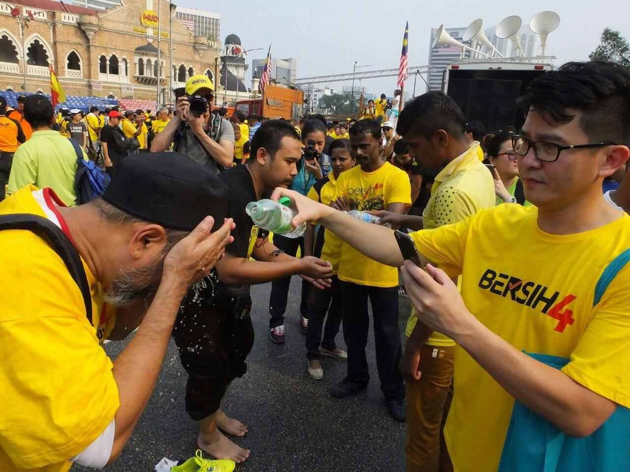 &#91;bersih 4.0&#93;Etnis cina dan India berbagi air buat wudhu 2 umat muslim