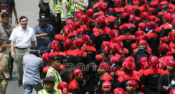 Aduh, Menkopolhukam jadi Korban Demo Buruh