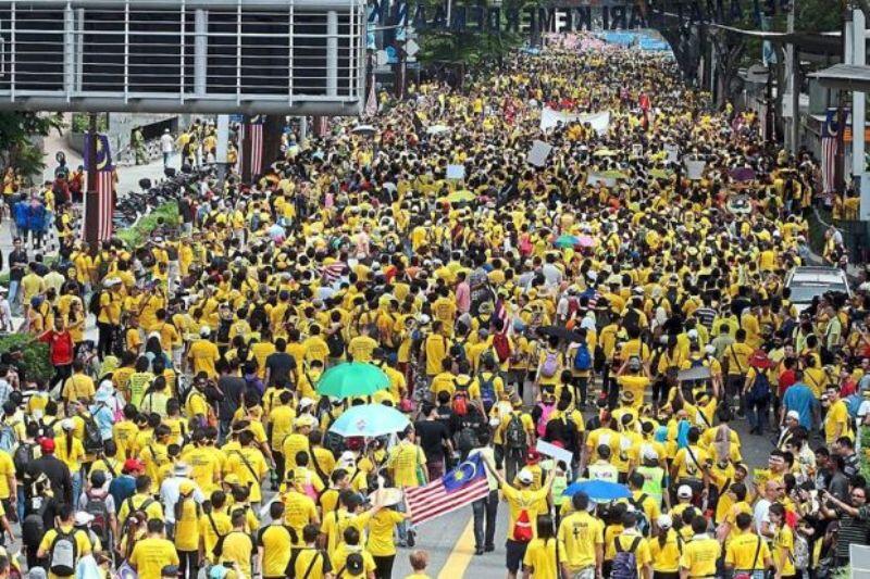 Giliran Kelompok Baju Merah Beraksi di Malaysia