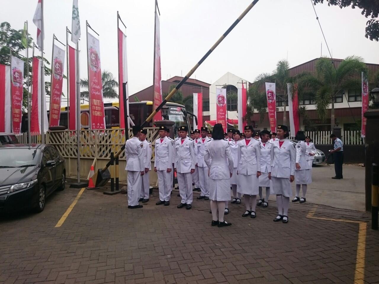 Dibalik Kecantikan Sang Pembawa Baki di Upacara Hari Kemerdekaan