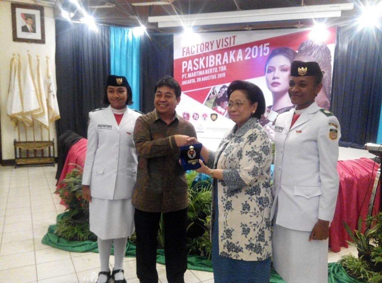 Dibalik Kecantikan Sang Pembawa Baki di Upacara Hari Kemerdekaan