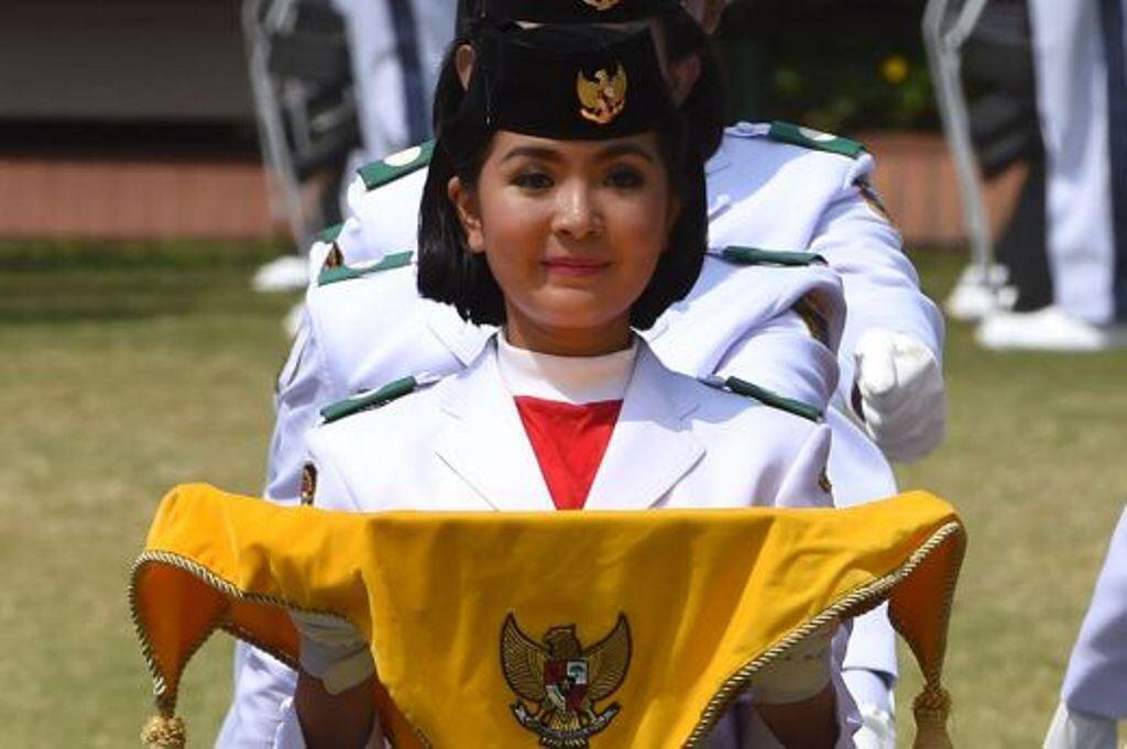 Dibalik Kecantikan Sang Pembawa Baki di Upacara Hari Kemerdekaan