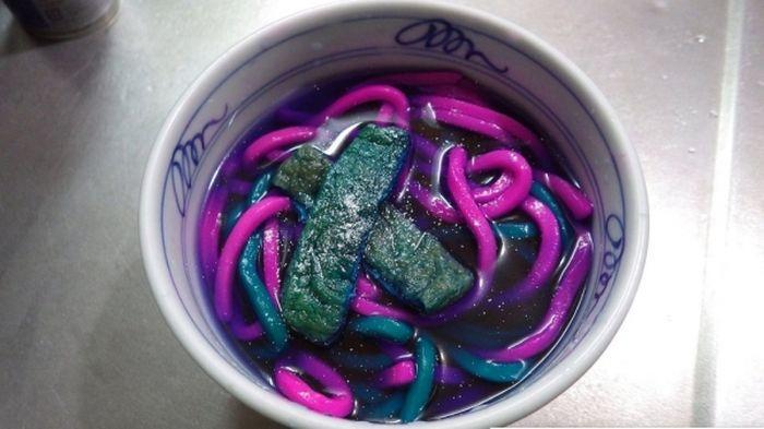 Kini Lagi Heboh Mie Listrik, Namanya Neon Noodle !