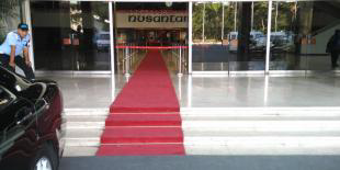 Ha..ha..ha.. Diprotes, Karpet Merah di Gedung Nusantara III akhirnya dicopot