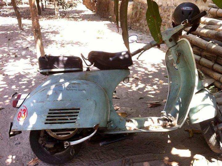 Seniman Yogyakarta Memodifikasi Sekuter Lawasnya menjadi Aplikasi Pengirim SMS
