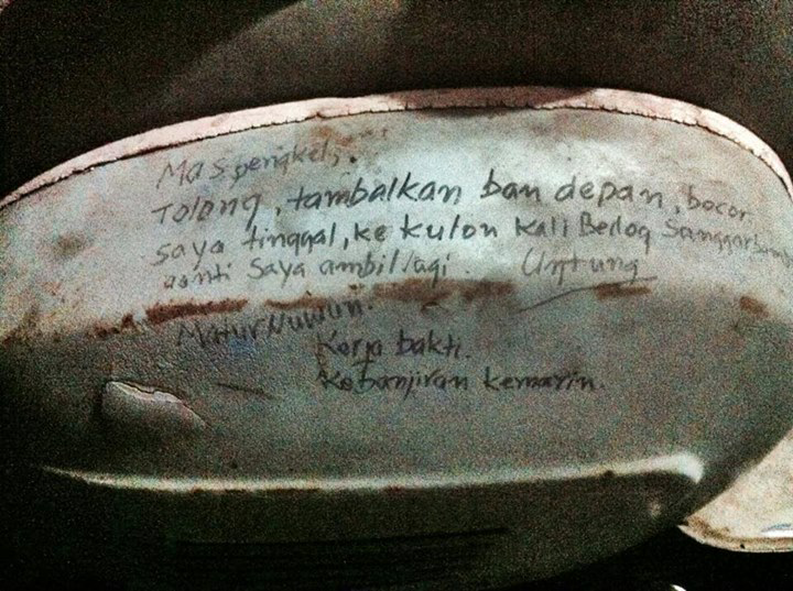 Seniman Yogyakarta Memodifikasi Sekuter Lawasnya menjadi Aplikasi Pengirim SMS