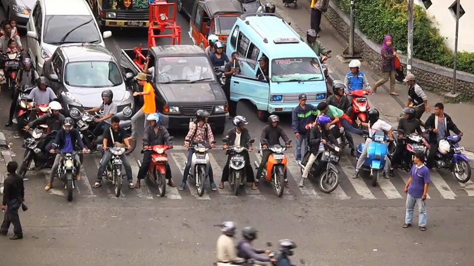 HOT !!! Aksi Nekat Orang Ini Menegur Pengendara Di Zebra Cross Gan ! (With Video) 