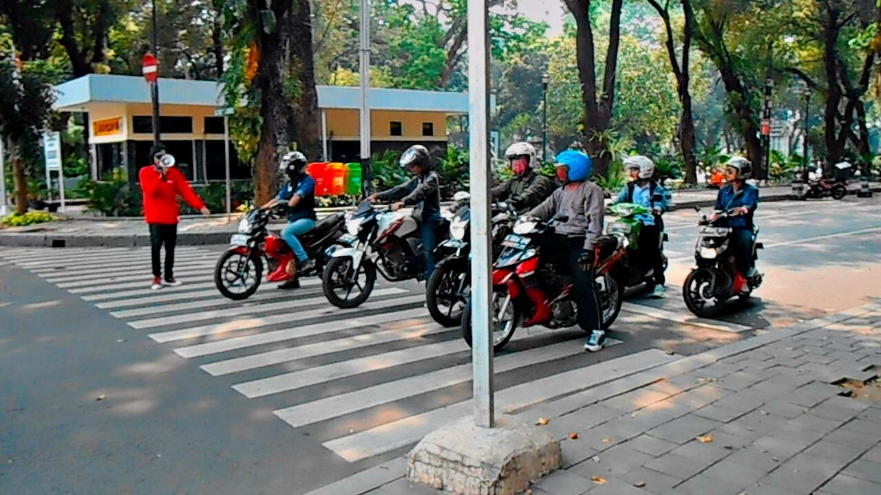 HOT !!! Aksi Nekat Orang Ini Menegur Pengendara Di Zebra Cross Gan ! (With Video) 