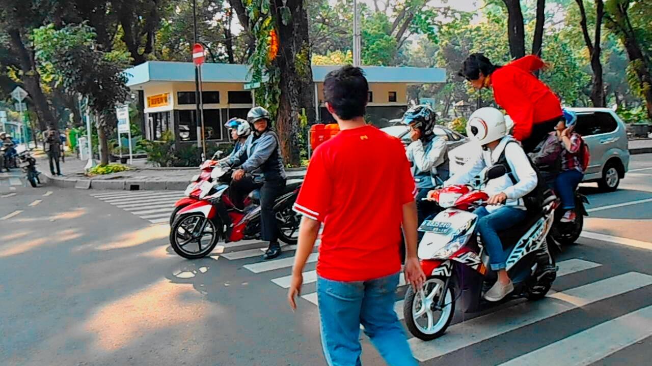 HOT !!! Aksi Nekat Orang Ini Menegur Pengendara Di Zebra Cross Gan ! (With Video) 