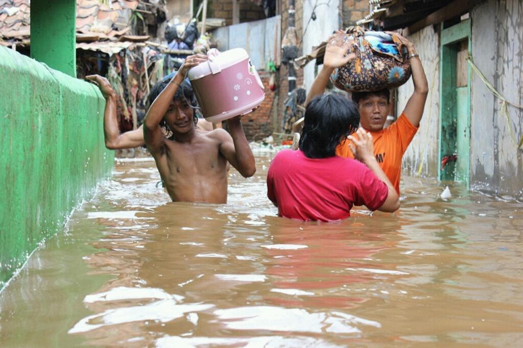 HOT !!! Aksi Pemuda Ini Bikin Kita Sadar Akan Menjaga Lingkungan Gan ! (With Video)