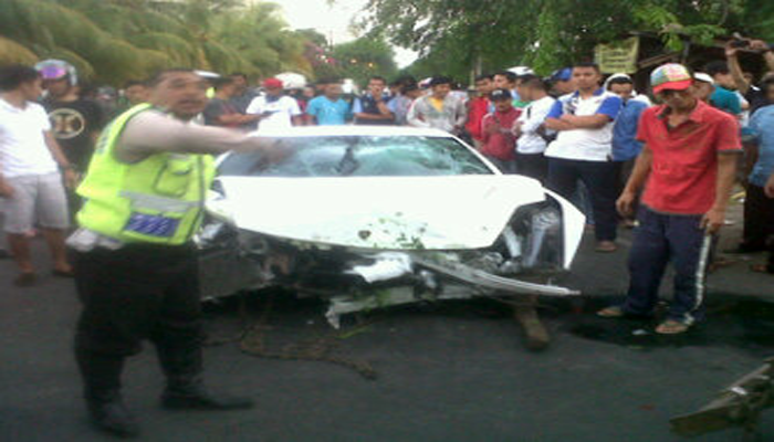 ( sopir loh, bukan pemiliknya ) Dihajar Lamborghini, Pengendara Motor Luka Parah