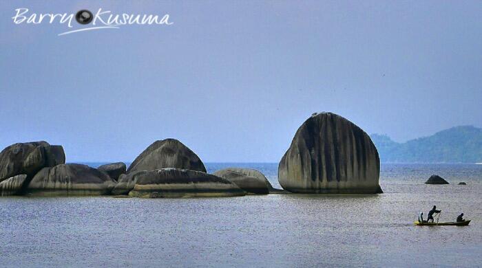 Alif Stone Park, Batu yang mirip huruf Alif (arab) di kepulauan Natuna.