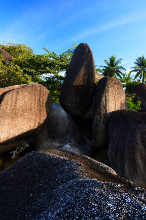 Alif Stone Park, Batu yang mirip huruf Alif (arab) di kepulauan Natuna.