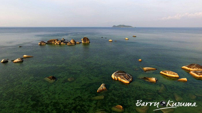 Alif Stone Park, Batu yang mirip huruf Alif (arab) di kepulauan Natuna.