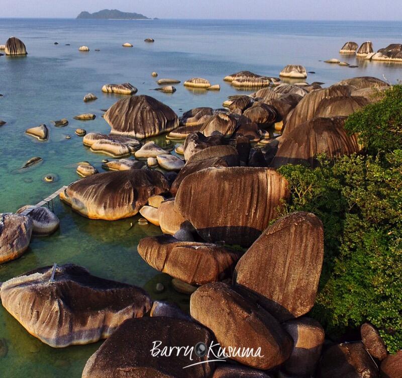 Alif Stone Park, Batu yang mirip huruf Alif (arab) di kepulauan Natuna.