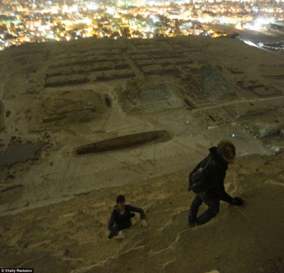 Inilah pemandangan dari atas puncak Piramida Giza